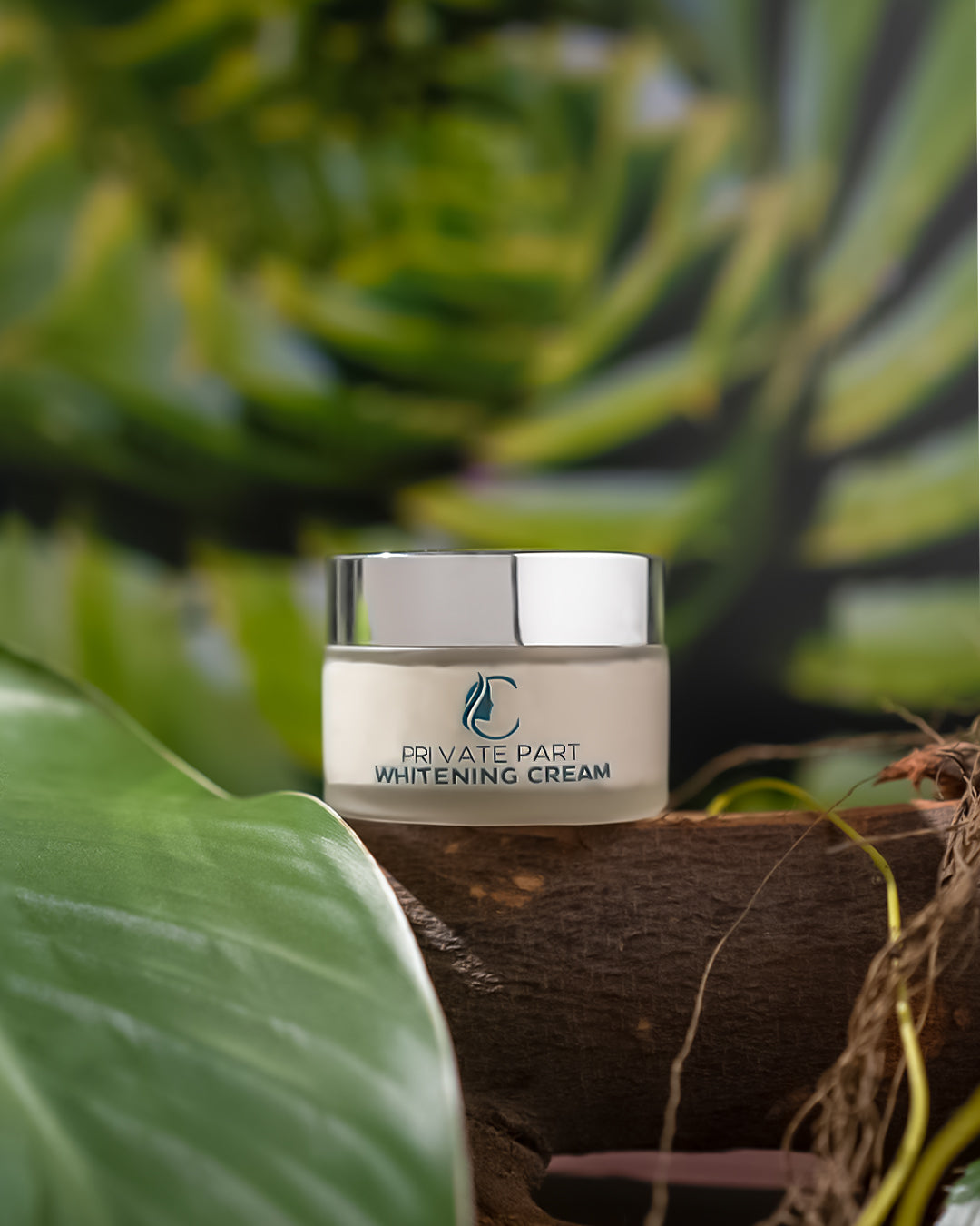 𝐂𝐥𝐢𝐧𝐢𝐜𝐚𝐫𝐞 Private Part Whitening Cream - 30gm